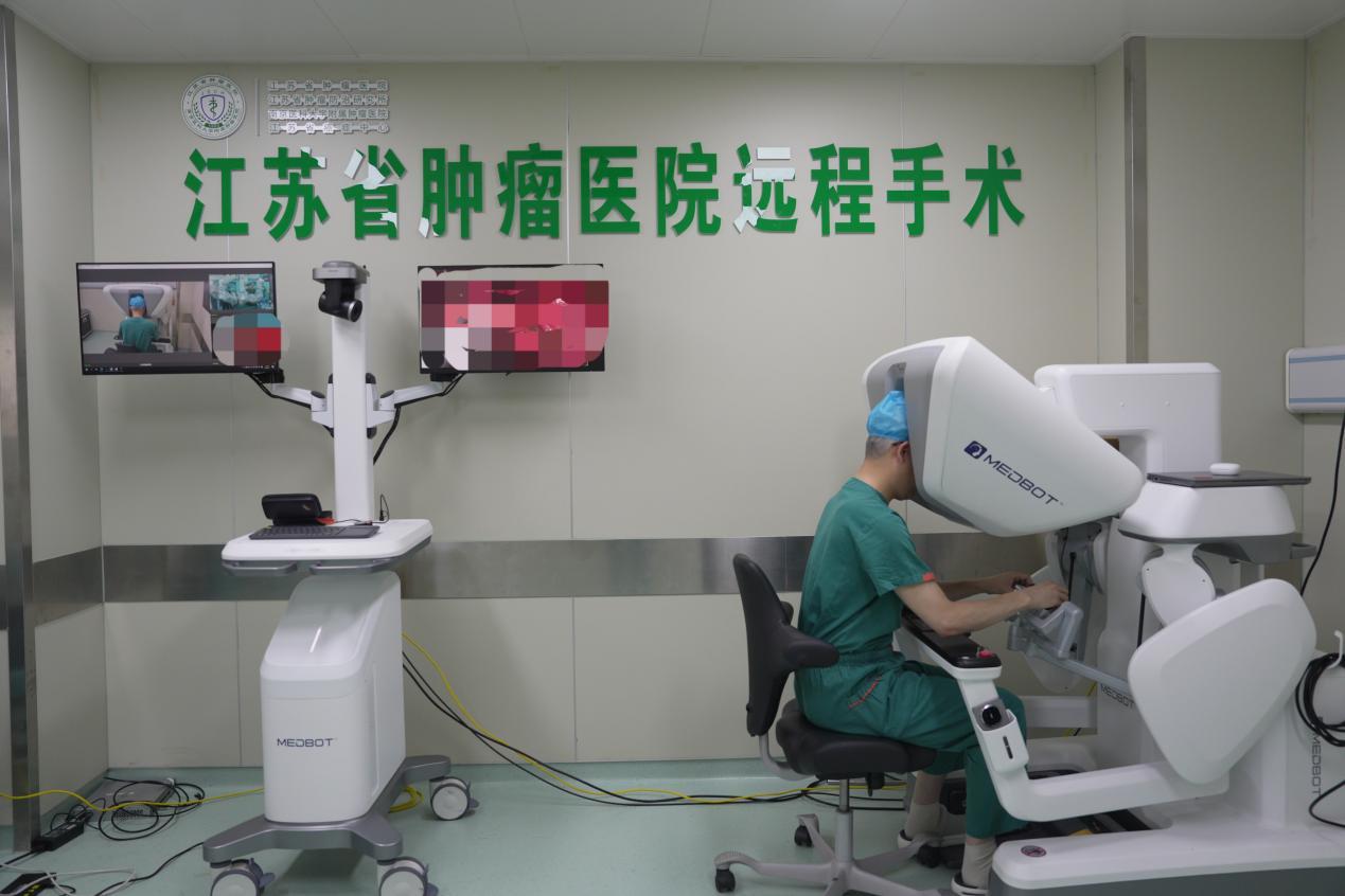 江苏省肿瘤医院李明主任在南京操控端远程操作手术机器人