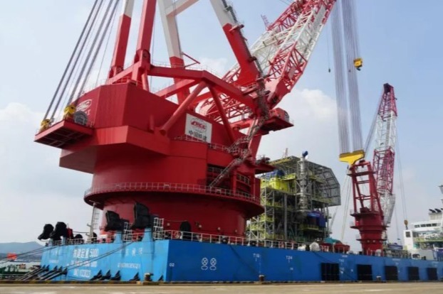 “铁建起重5000”轮靠泊高栏国码作业