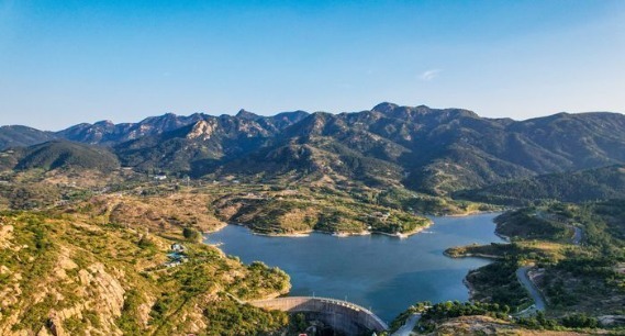 秋韵漫染莲花山 青山碧水铺展生态画卷