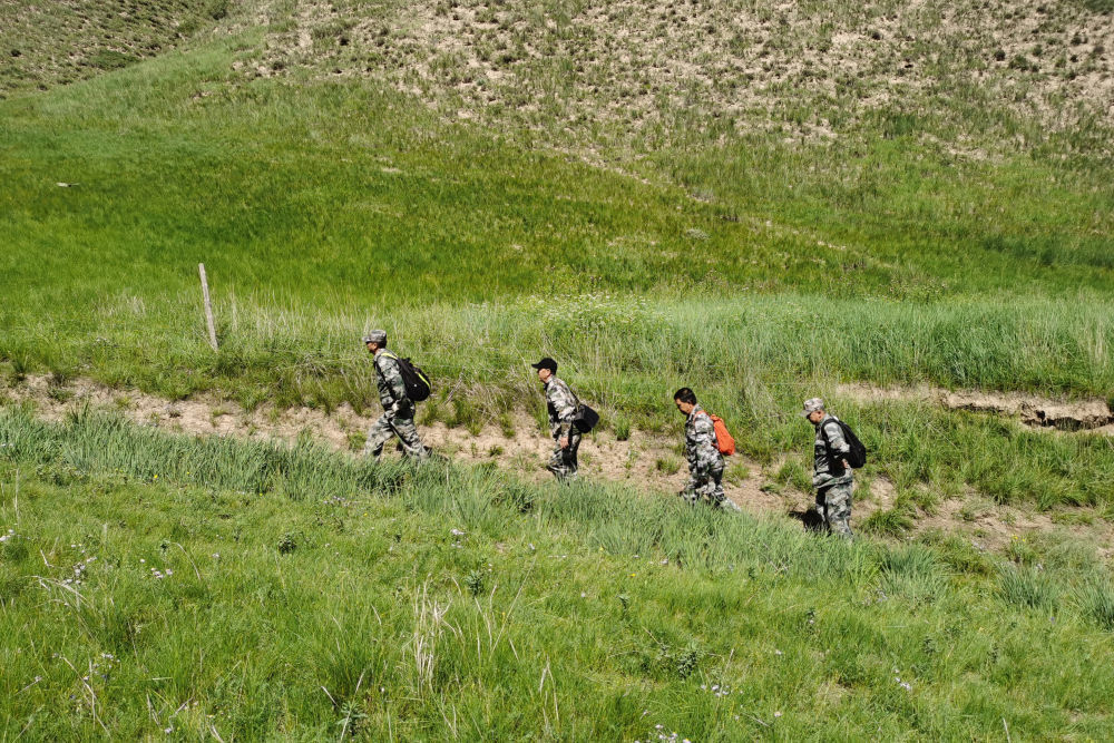 在甘肃省张掖市肃南裕固族自治县康乐镇，东流沟生态管护站工作人员在管护区域内巡护。新华社发　张登林　摄