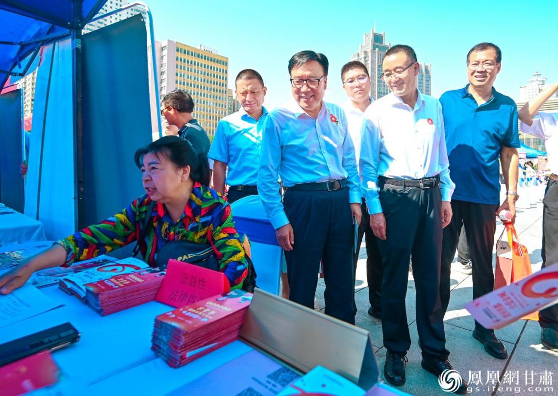各类公益展位为群众提供便民服务