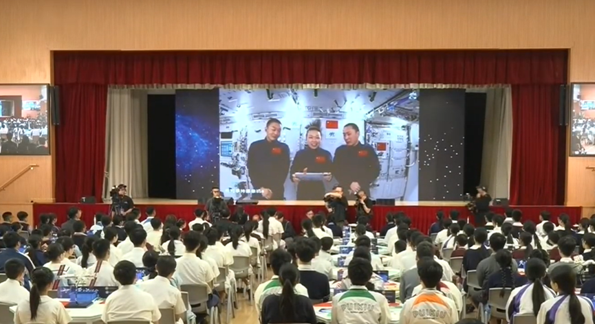 黎家盈博士感谢港澳学生的书信，并现场回信，勉励学子把握难得机会，心系国家，服务社会，贡献祖国。（“天宫课堂‧港澳专场”直播截图）