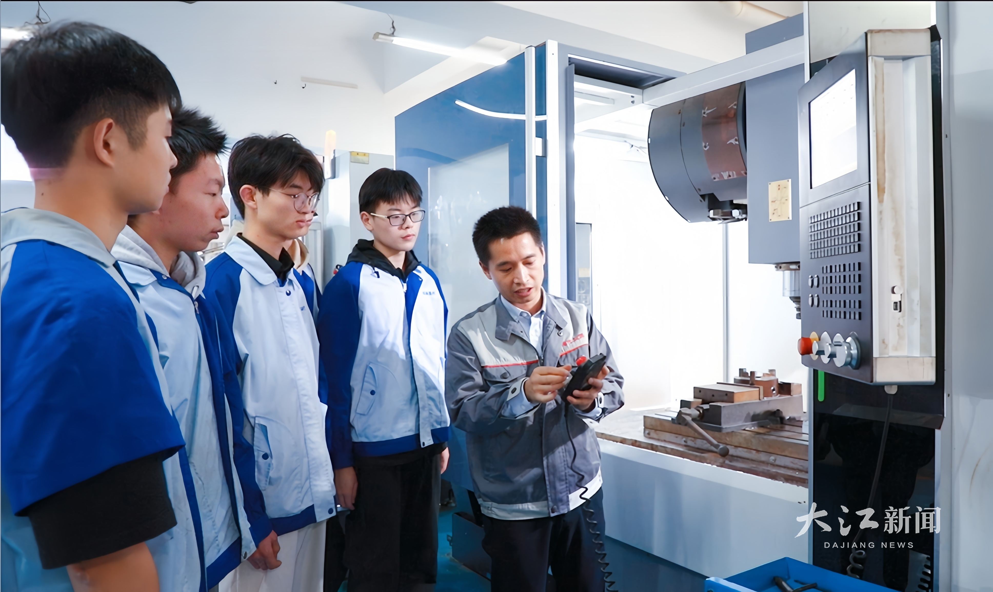 肖承钱老师正在开展《数控铣削加工》课程实践教学
