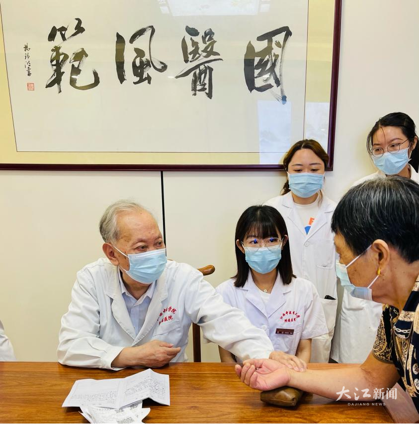 伍炳彩门诊带教