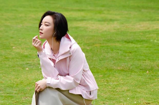 倪妮一头短发干练帅气。