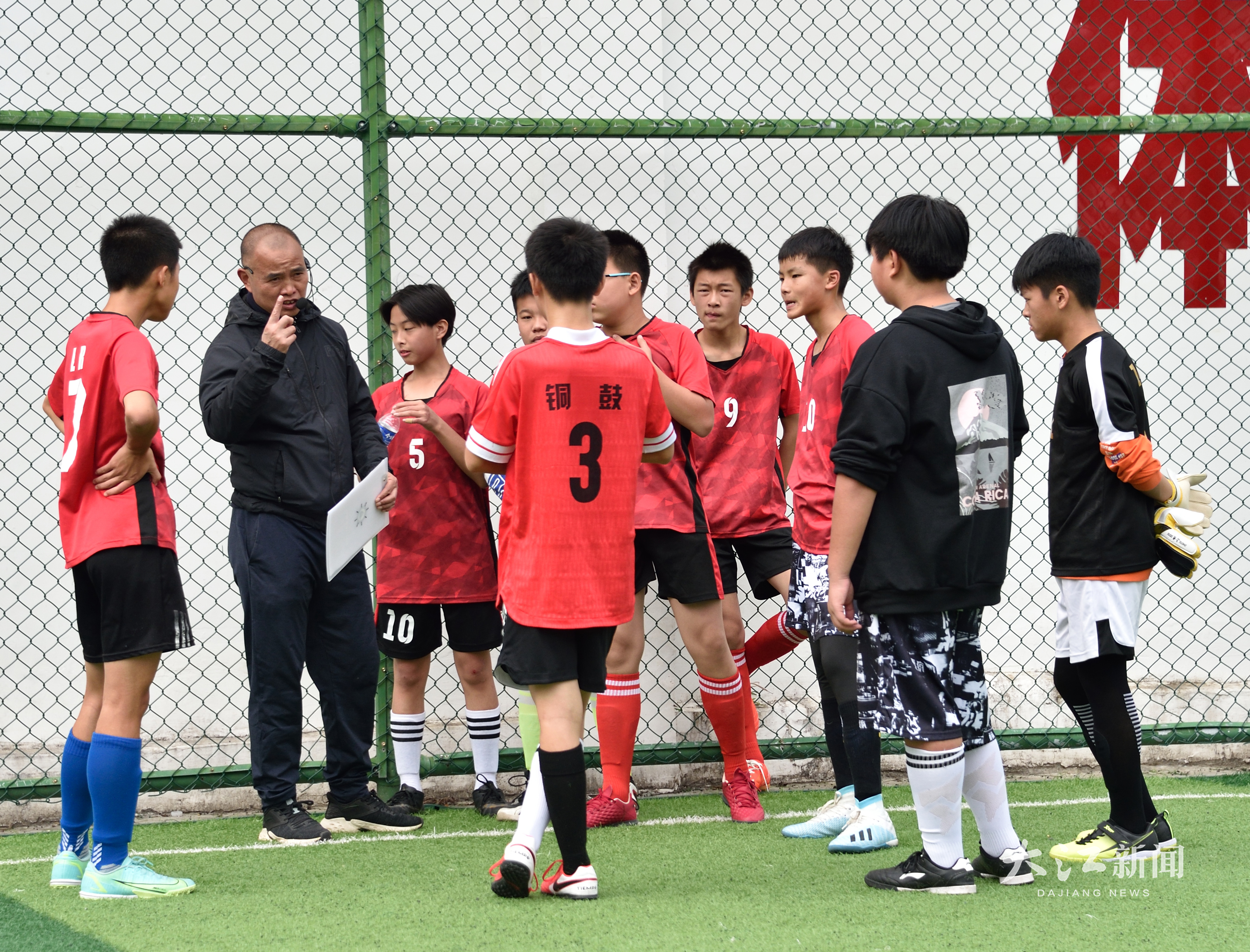 黄亚平带着学生们开展足球训练