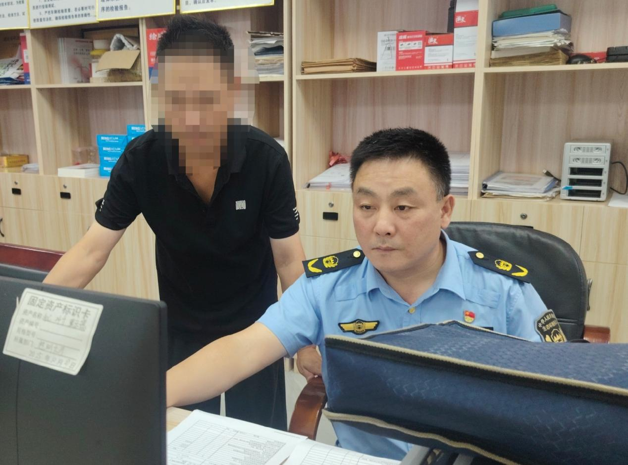 8月25日，执法人员通过机动车排气污染监管平台调取监控视频，查看过程数据