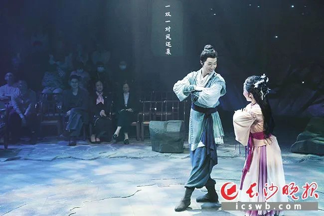 到解放东路戏剧街看《新刘海砍樵》。