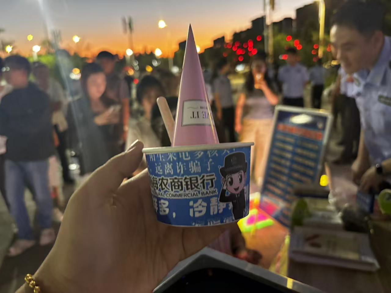 反诈宣传“接地气” 便民服务“零距离”—威海农商银行开展金融知识进社区活动