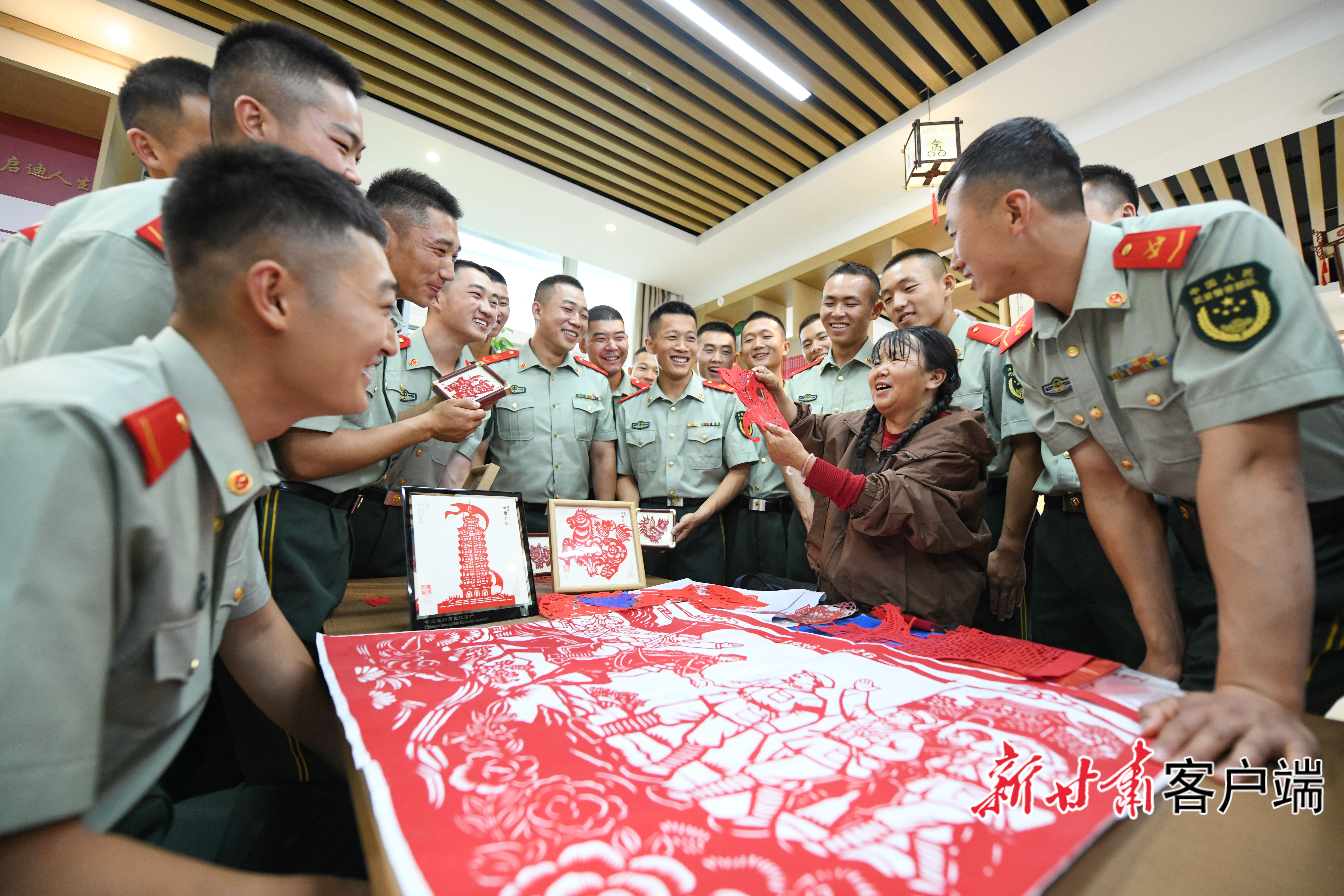 武警甘肃总队白银支队会宁中队与县文化馆联合开展“传承非遗文化　弘扬长征精神”主题剪纸活动