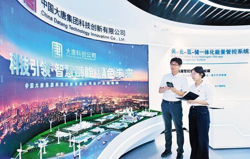 九月四日,中国大唐集团科技创新有限公司,李先圣(左)和同事探讨新产品的应用场景。本报记者 刘光昱摄