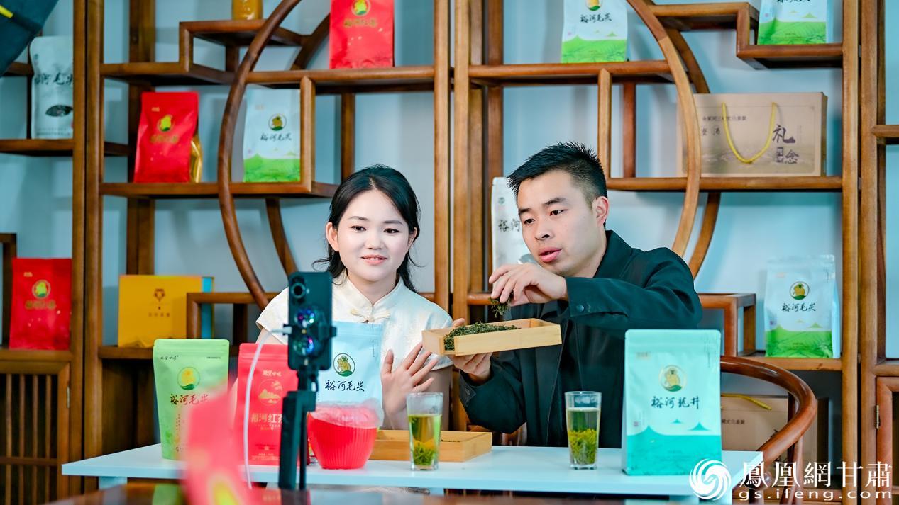 返乡创业青年直播带货，把家乡茶叶卖向全国。李德宇　摄