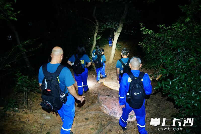 长沙市蓝天救援队在夜训中。 均为长沙晚报通讯员 曾劲玉 供图