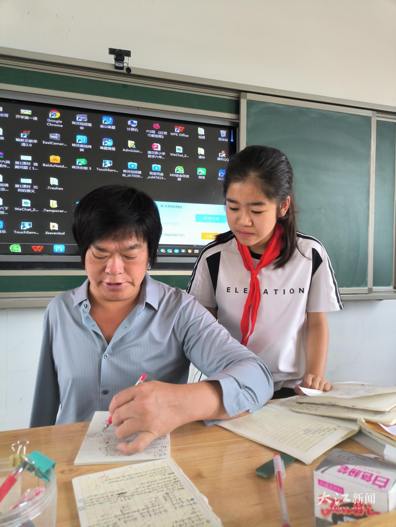 甘世雨在辅导学生
