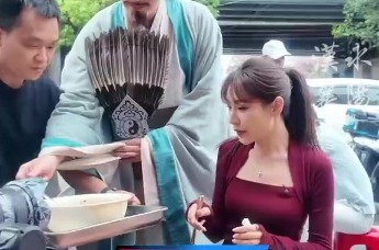 凤凰卫视主持人郭洋子闪现襄阳，被隆中F4加肉又斟酒