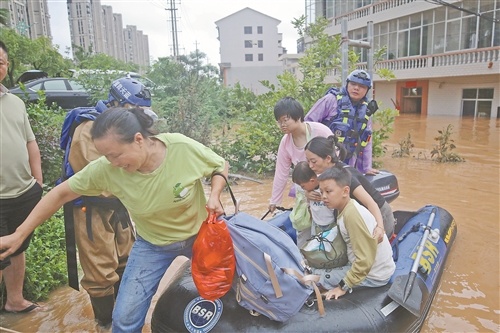 9月4日，受持续强降雨影响，遂川县出现城乡内涝灾情。当地迅速行动，紧盯水情雨情，开展隐患排查、群众转移安置等工作。通讯员 李建平摄