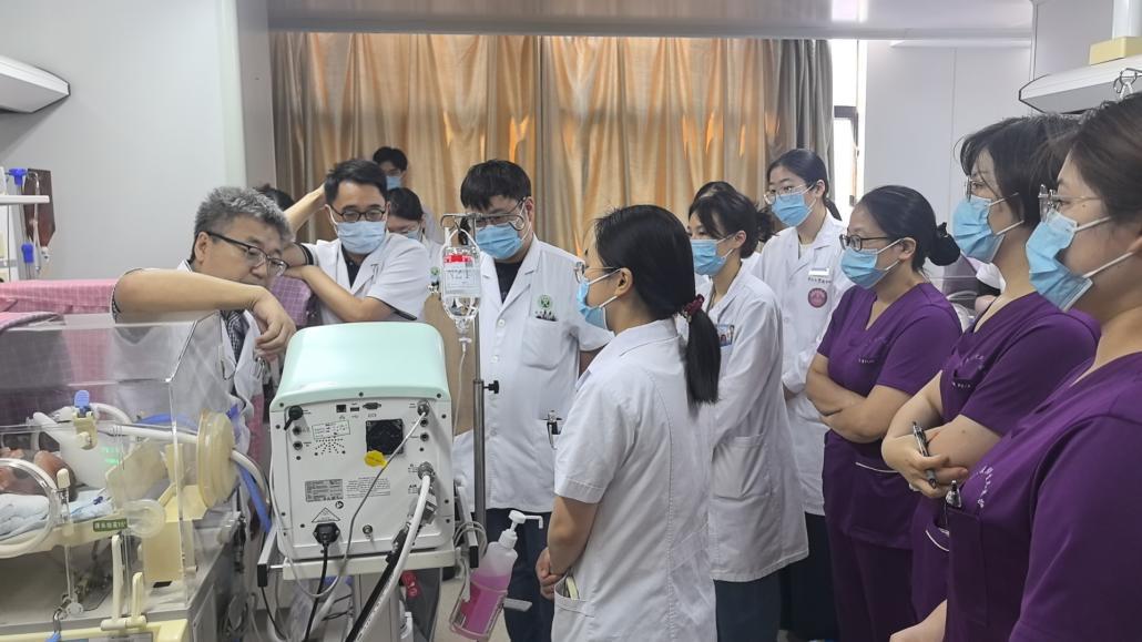 乔立兴主任(左一)及医护团队