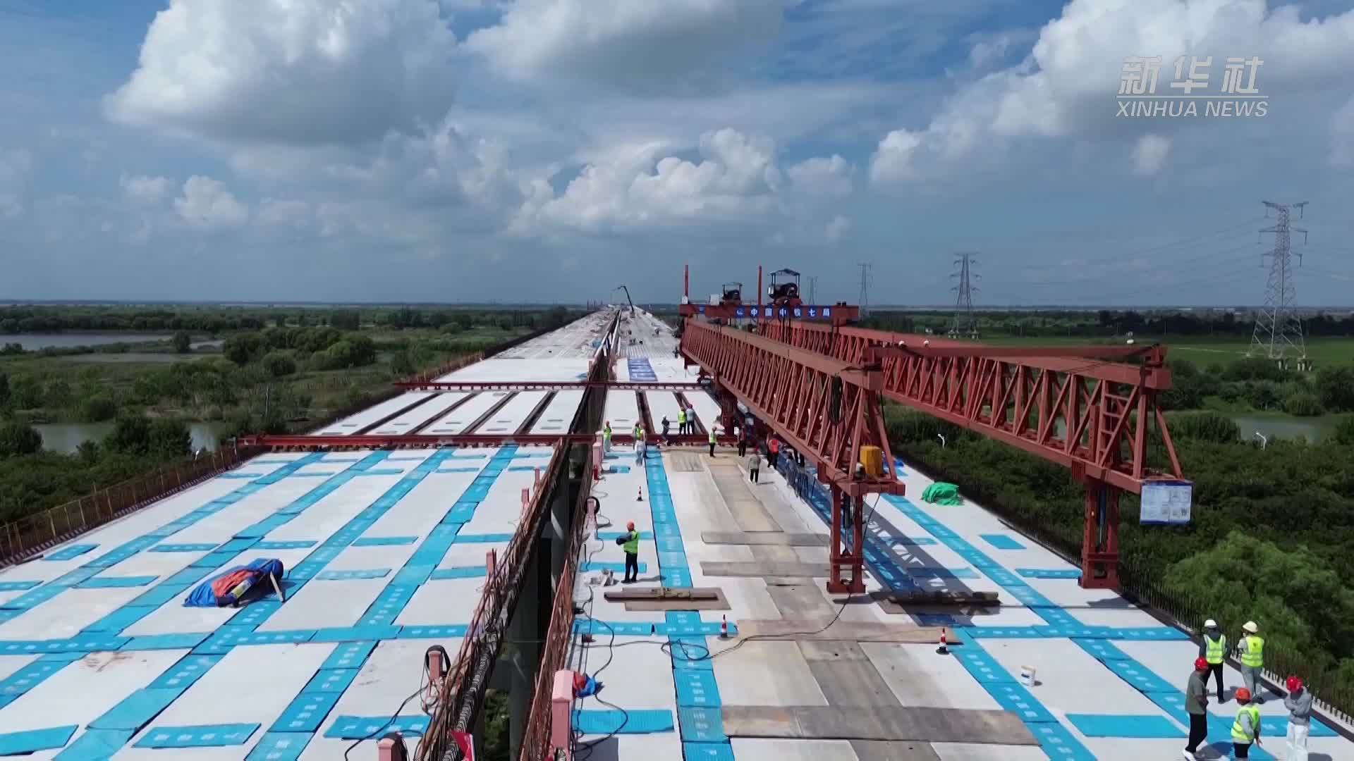 宁盐高速高邮湖特大桥实现全桥贯通