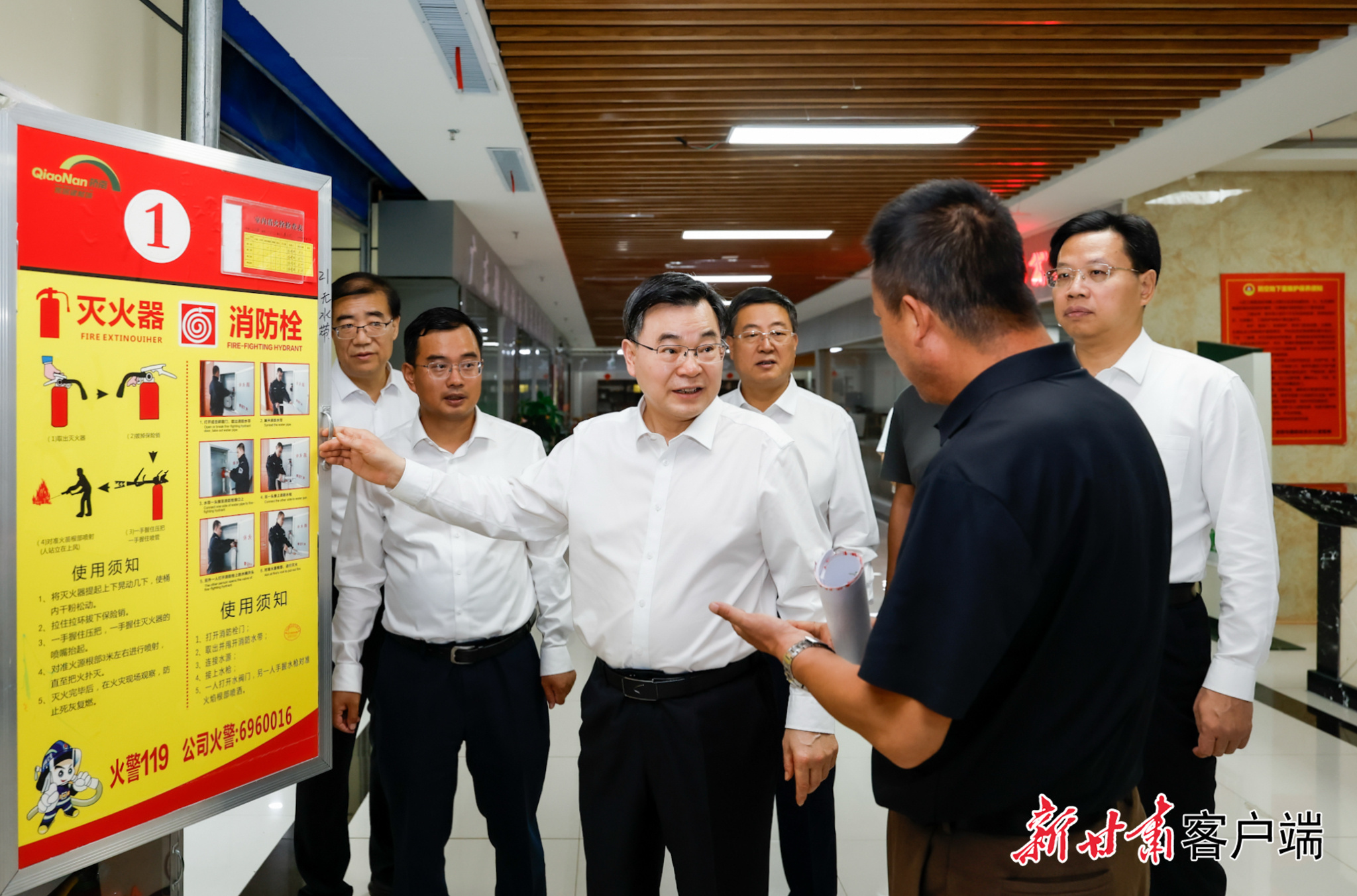 9月4日,省委书记、省人大常委会主任胡昌升在定西市陇西县督导中央安全生产考核巡查反馈问题整改,调研中医药产业发展等工作,带领安全生产专家现场察看整改情况并提出意见建议。新甘肃·甘肃日报记者 孟捷