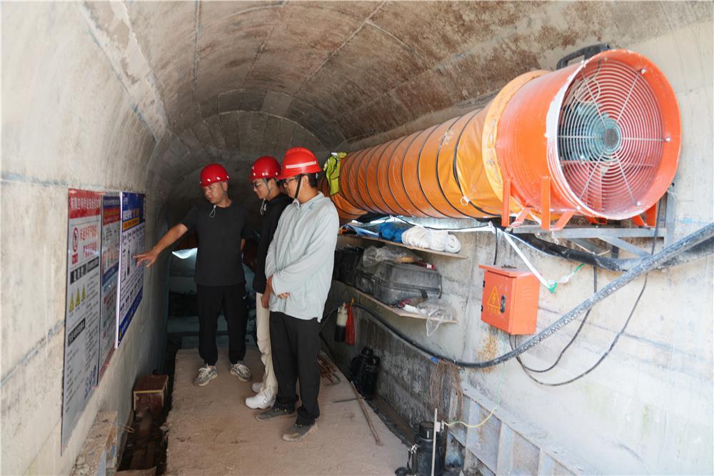 9月9日，银河桥水利枢纽工程施工现场，工作人员在检查有限空间作业安全标识标牌。