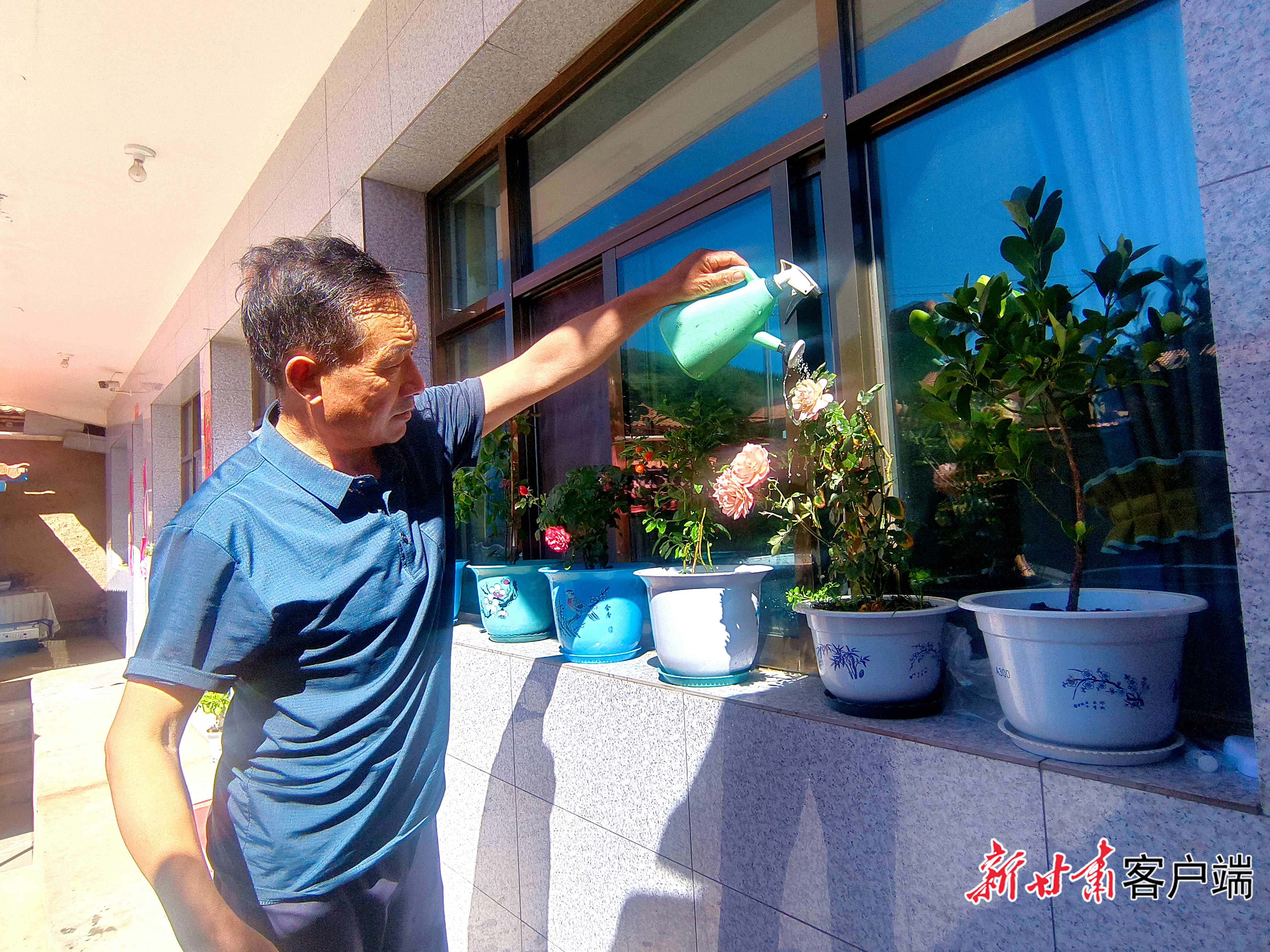 麻保生在为盆花浇水