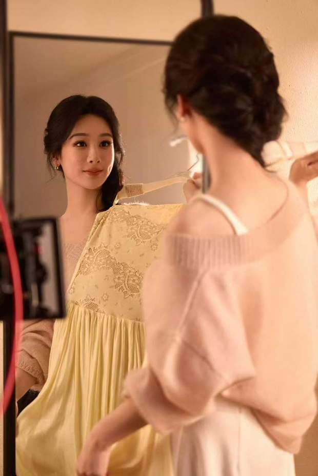 杨紫温婉可人。