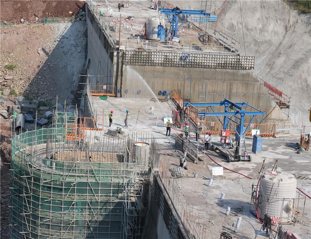 9月9日，银河桥水库枢纽工程施工现场，工人们正在进行坝体养护作业。