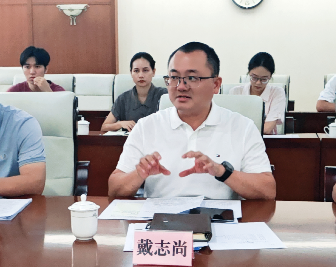 紫金县副县长戴志尚发言。