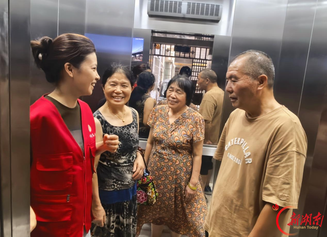泉星社区东城名苑小区电梯更换后,居民乘坐电梯,连连点赞。