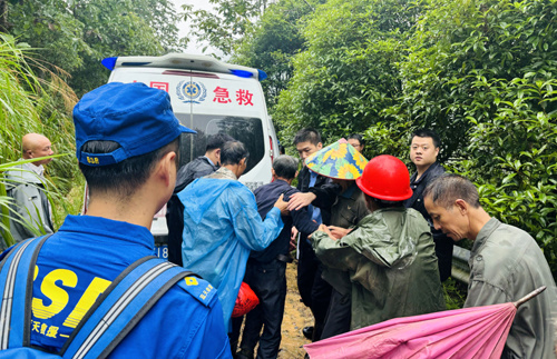 老人被抬上急救车