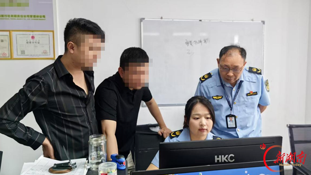 执法人员帮助企业解难题。