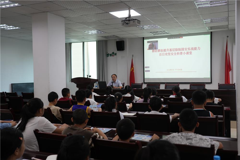 梁山街道文峰社区“周末共享学堂”现场。周洁 摄