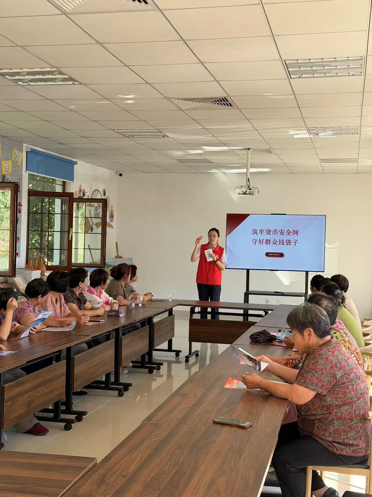 反诈宣传“接地气” 便民服务“零距离”—威海农商银行开展金融知识进社区活动