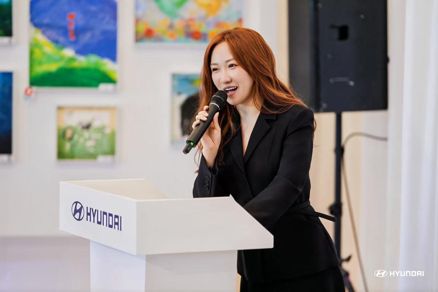连续3届主持公益画展的晨光志愿者方佳慧