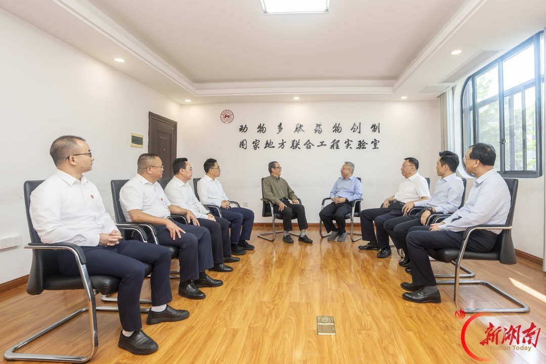 9月9日,沈晓明在湖南师范大学生命科学学院走访慰问梁宋平教授。