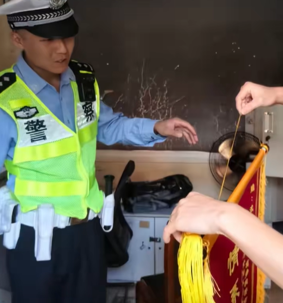 安徽男子开车途中接到母亲去世噩耗，情绪崩溃大哭无法驾车“我没有妈妈了”，交警接过方向盘送其一家赶往老家