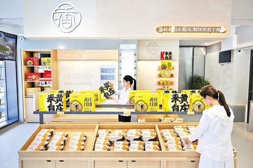 9月1日,游客在石家庄市藁城区黄庄村伯香村黄庄月饼门店选购月饼。中秋将至,黄庄村这个远近闻名的“月饼村”,迎来一年中最忙碌的时节。本报记者 史晟全摄