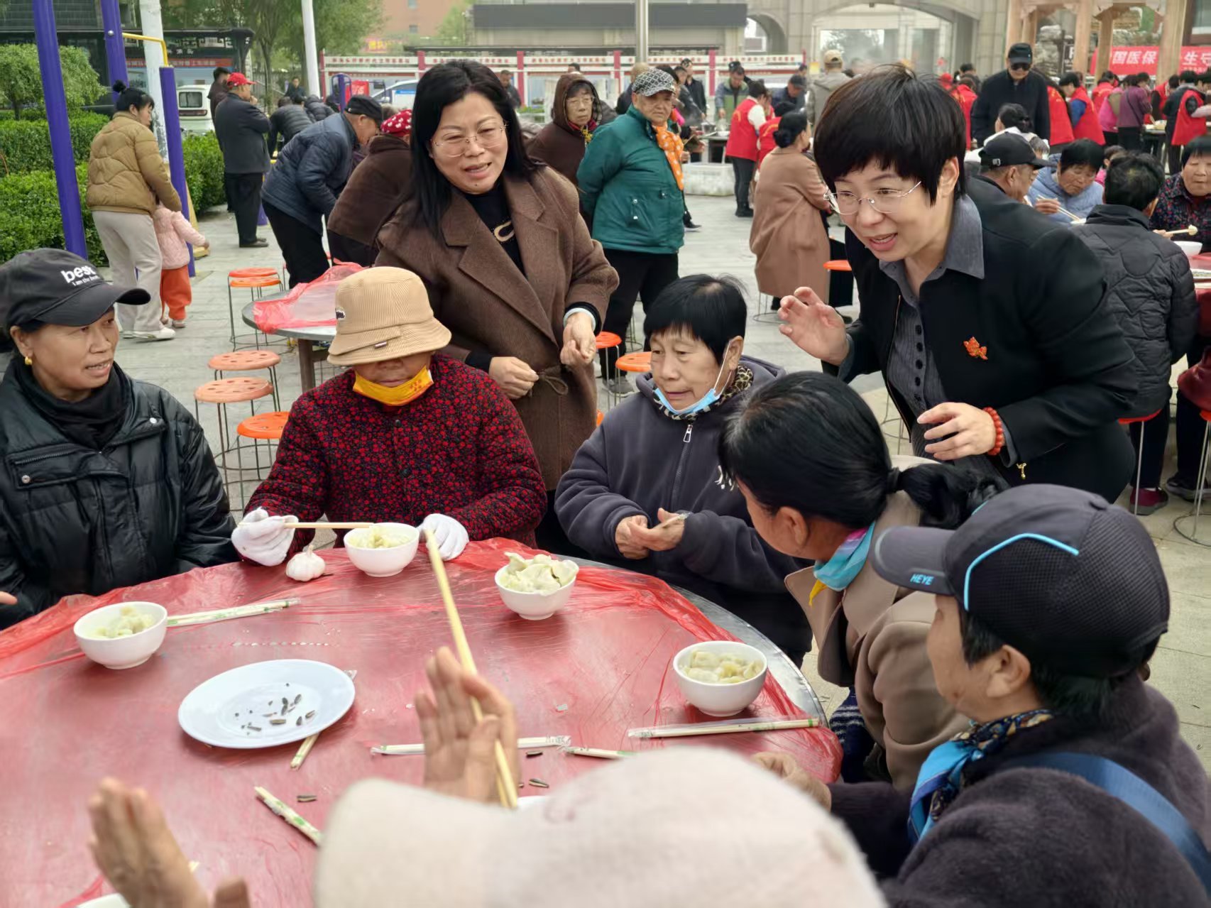 图:正定支公司党支部联合正定县医疗保障局党支部赴正定县斜角头村开展第二届孝亲敬老饺子宴主题党日活动