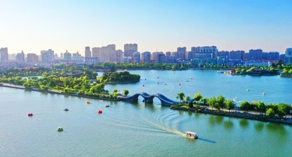 聊城东昌湖：秋风送爽 游船如织   