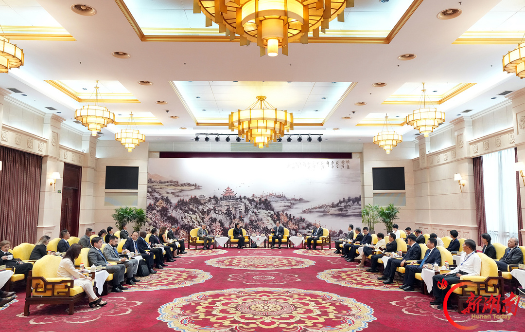 毛伟明、刘焕鑫会见出席大会嘉宾。