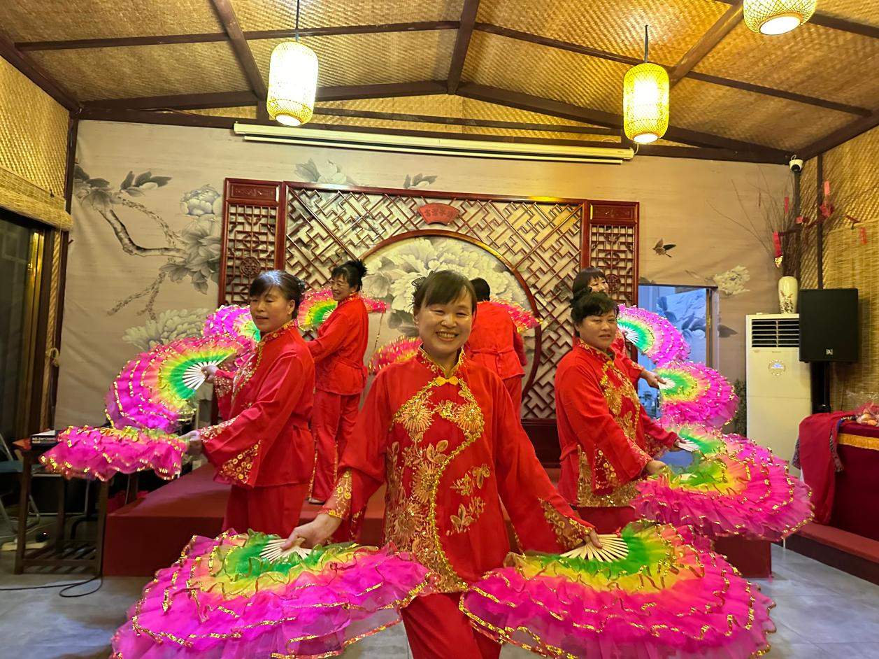 青岛乡里乡亲|村字号活动:茶韵乡音满梁祝 “村戏”舞台绽芳华