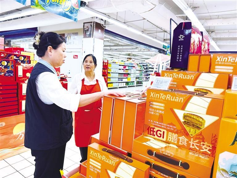市民在华润万家超市仁恒店选购月饼