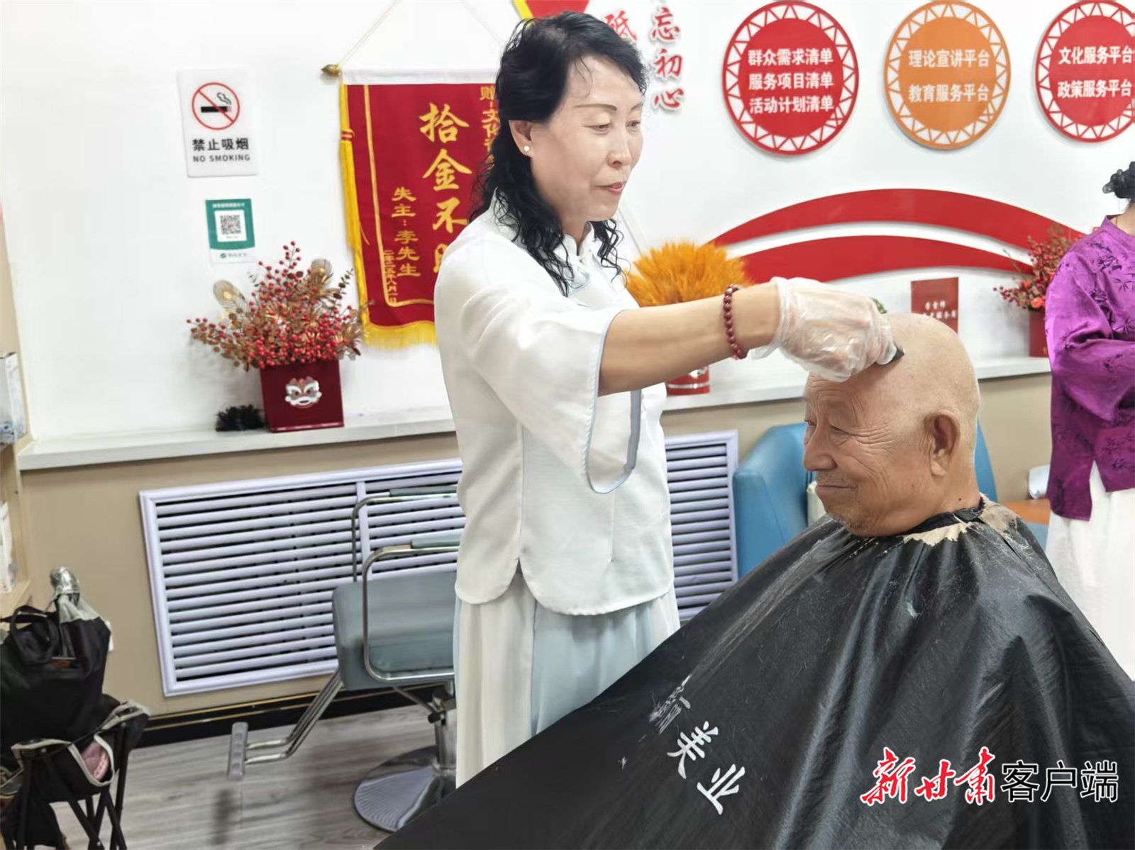 宋淑琴为闫进福老人理发　新甘肃&middot;甘肃日报记者　徐俊勇　摄