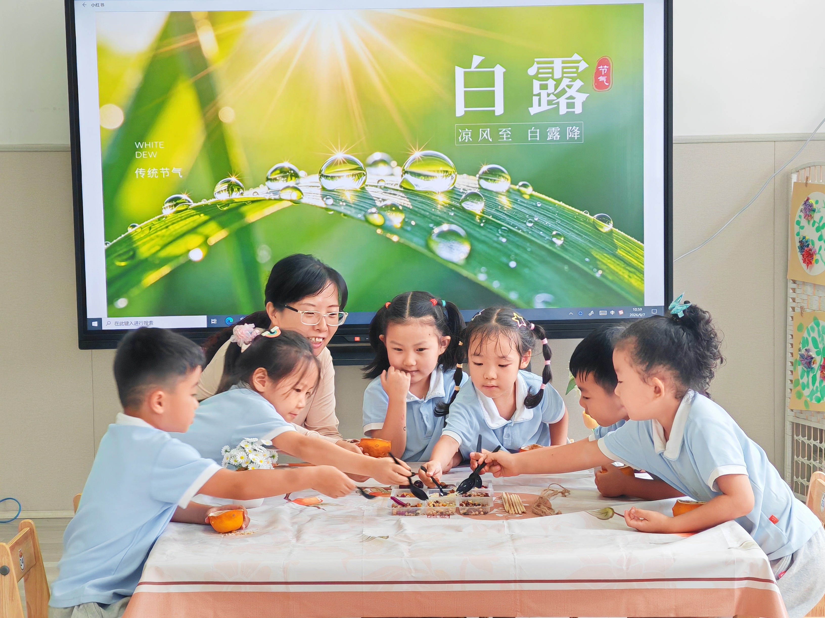 9月7日,在石家庄市新华区第一幼儿园内,老师带领孩子们制作橘皮喂食器,为南迁候鸟准备食物,感受白露物候变化