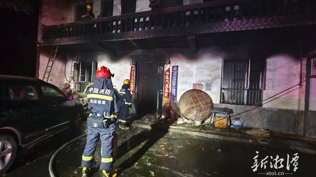 湘乡市壶天镇潭桥村一民房失火现场。(湘潭市消防救援局 供图)