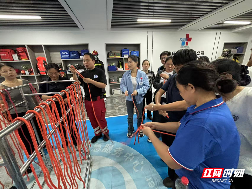 在技能体验区,群众依次参与心肺复苏、逃生绳结等沉浸式体验项目,在互动中切实掌握避险自救本领。
