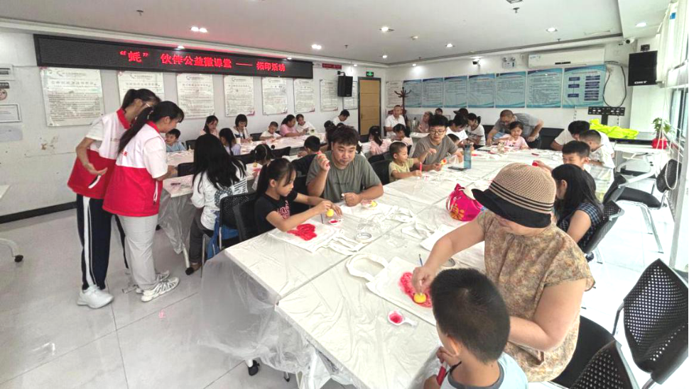 创意“袋”绘精彩 ——西乡街道蚝业社区开展帆布袋颜料拓印体验活动
