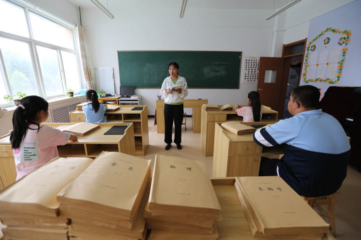 8月26日，甘肃省定西市特殊教育学校视障班班主任马凤珺在给学生上课。
