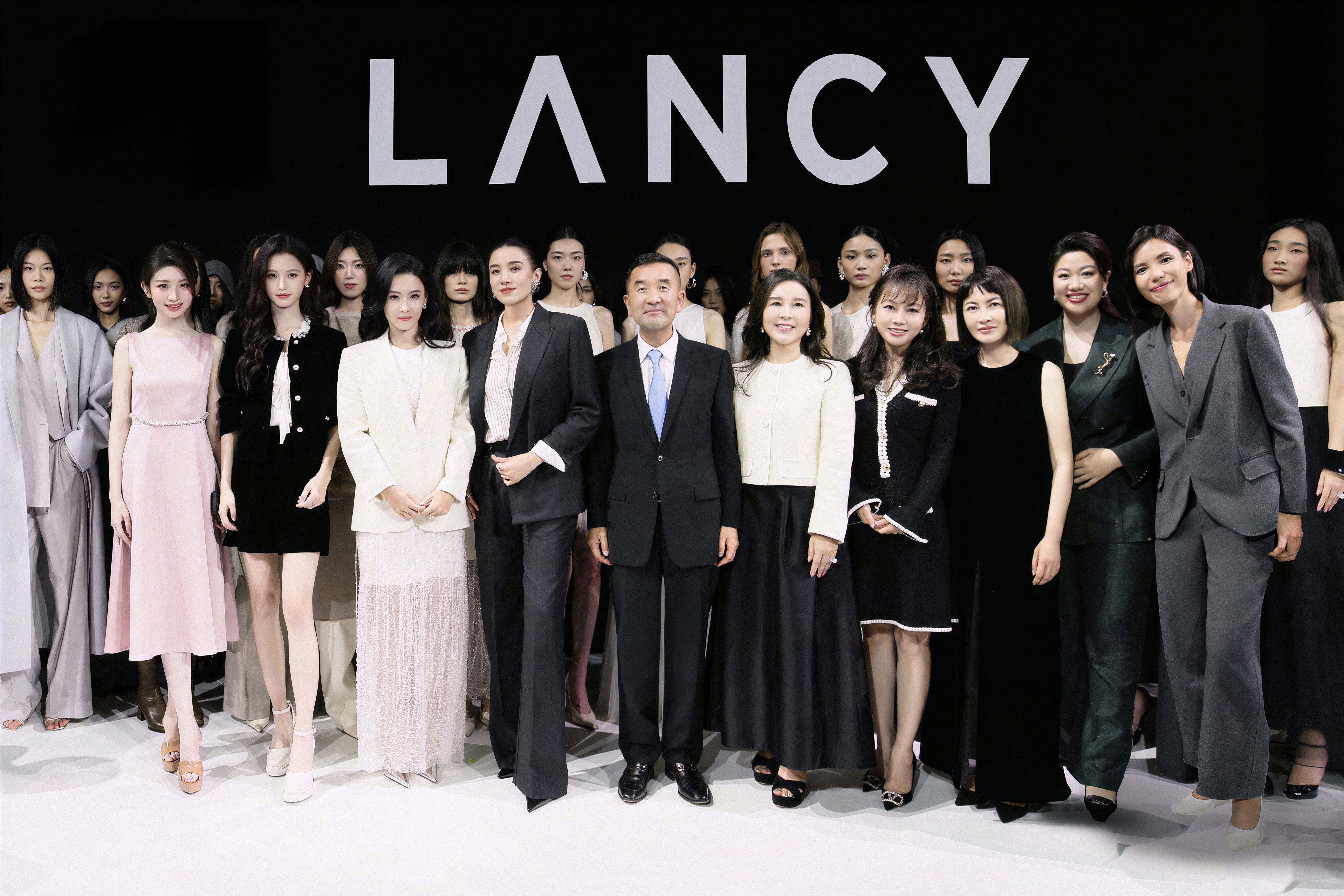 「她向無限·启元」朗姿LANCY二十六周年大秀北京启幕