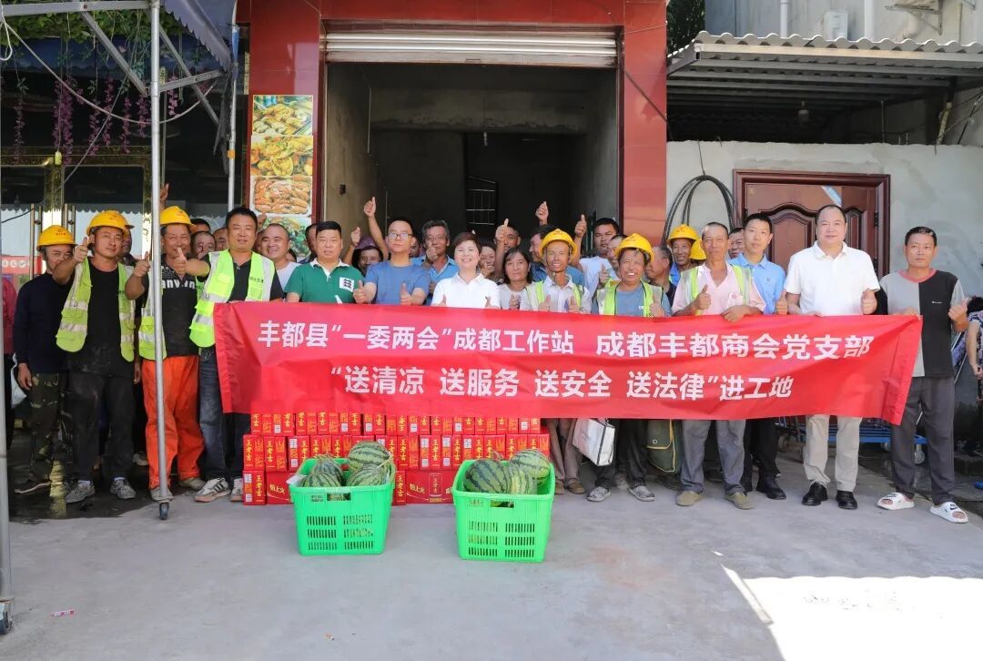 “四送活动”进工地.jpg
